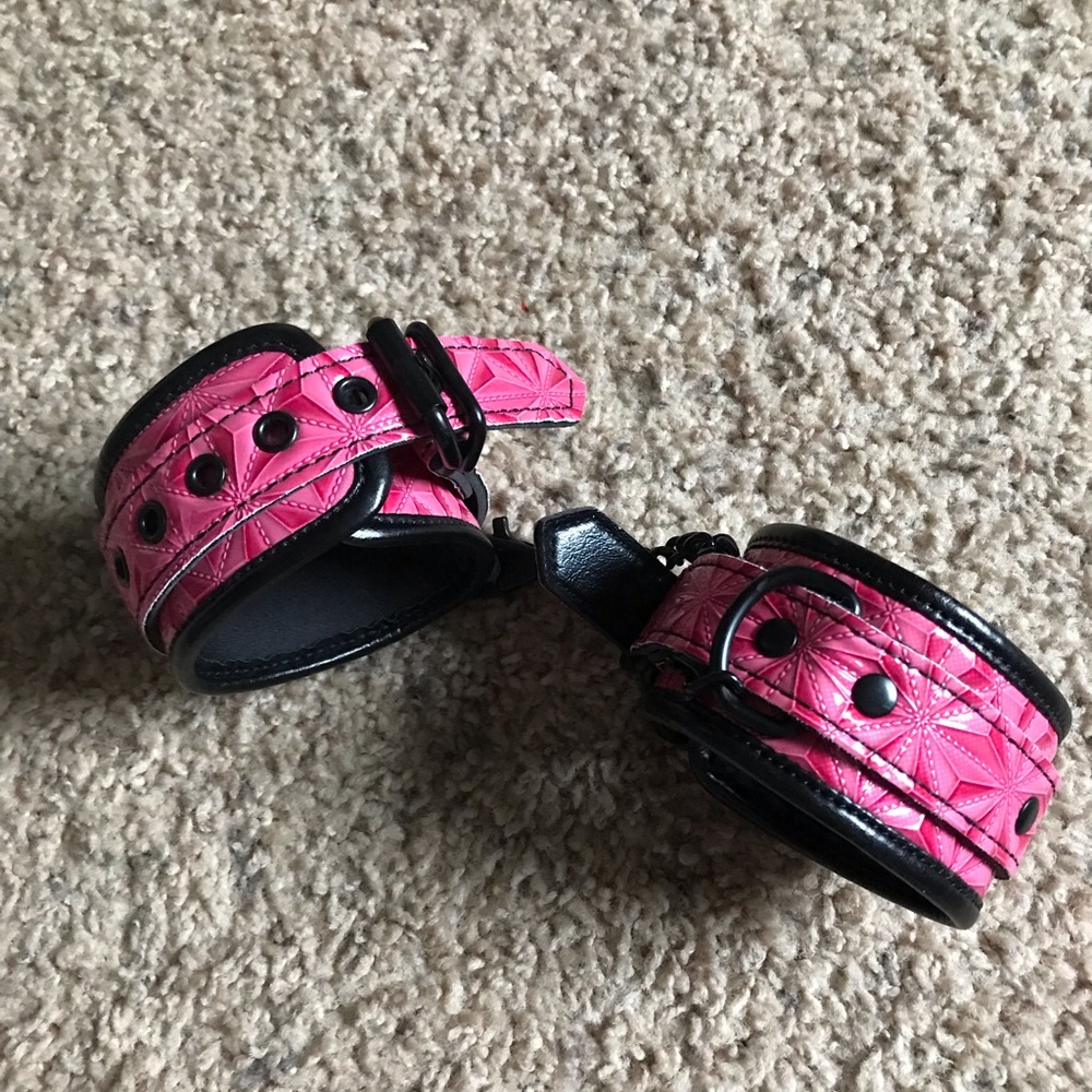 Novelty item handcuffs